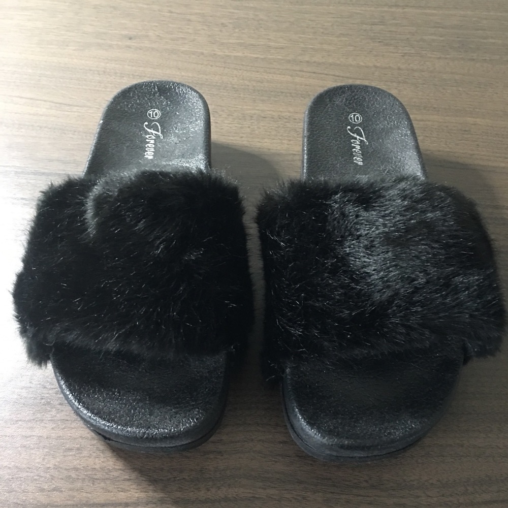 BLACK SLIDES.. GREAT FOR BY THE POOL. 🖤